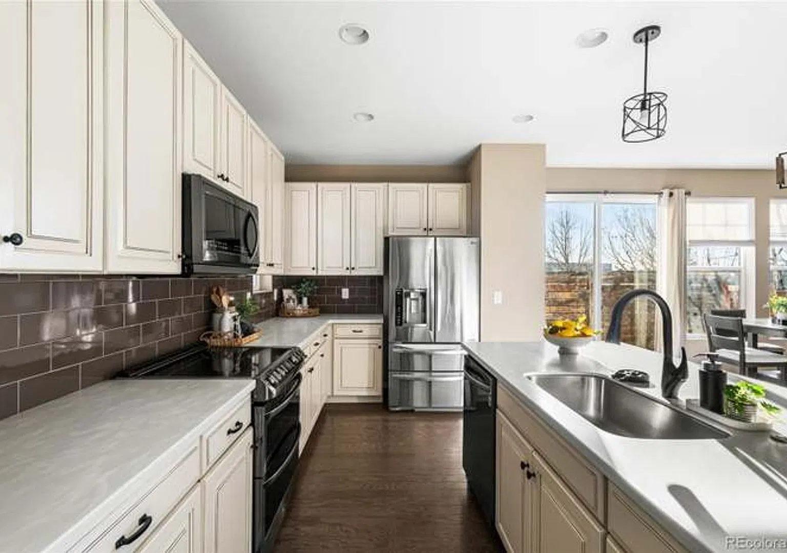 Stunning 2 bed/2.5 bath townhome w/2 car garage — Photo 2