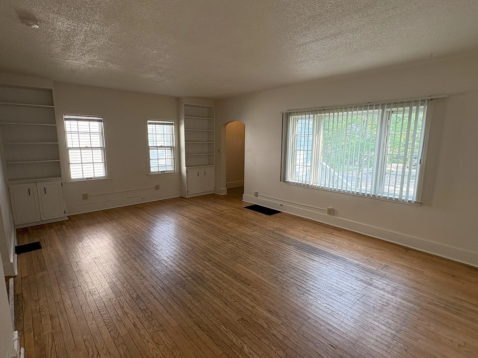 4 bed, 1.5 bath, 1584 sqft, $2,880 — Photo 3