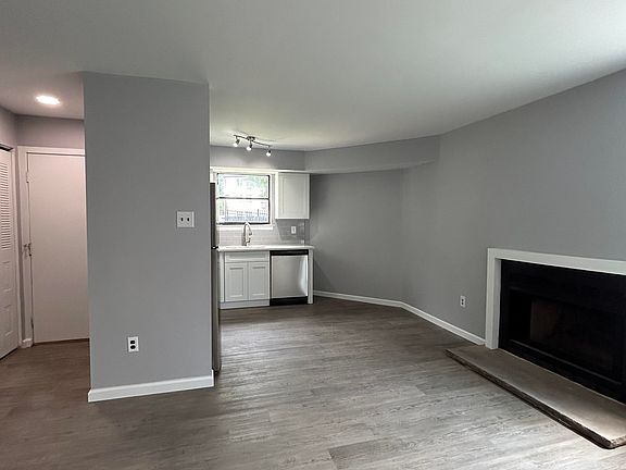 3rd image of 3301 Jennifer Ct