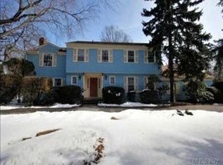 2 Tibbits Ln, Port Washington, NY 11050