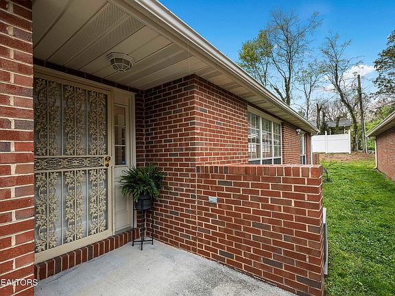 4th image of 432 Creekview Ln