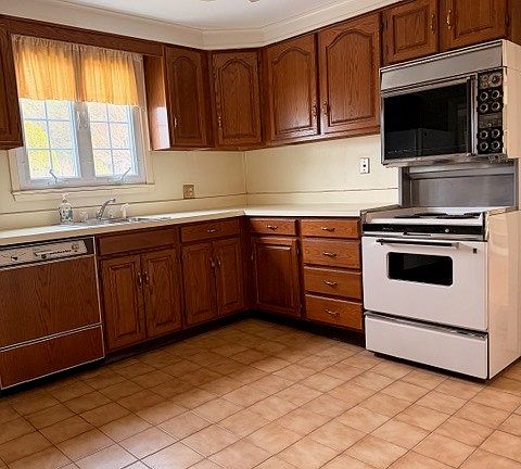 3rd image of 75 Colonial Drive