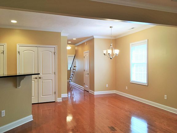 3rd image of 655 Yorkland Way