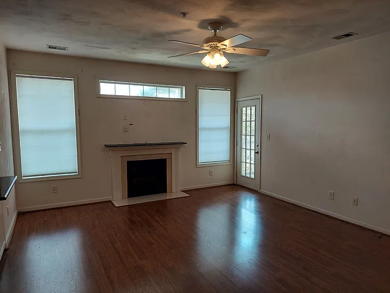 1061 Grand Oak Ln — Photo 2