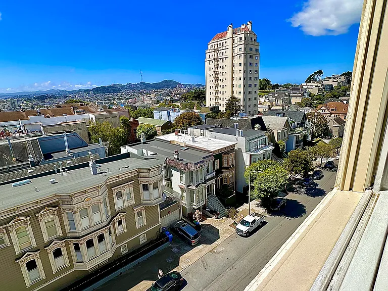 2400 Pacific Avenue Apartments — Photo 11