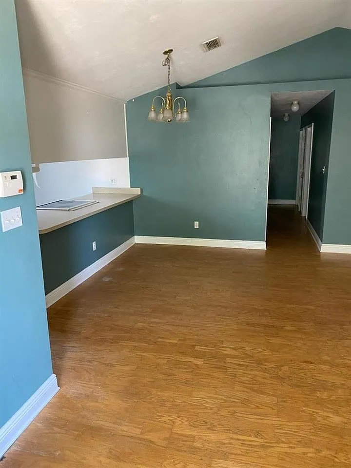 4 bed, 1249 sqft, $2,000 — Photo 2