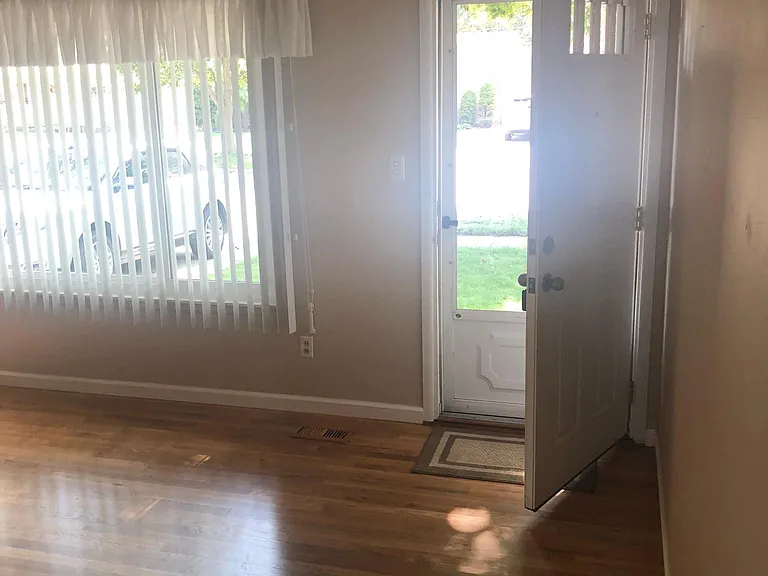 35138 Sansburn St — Photo 4