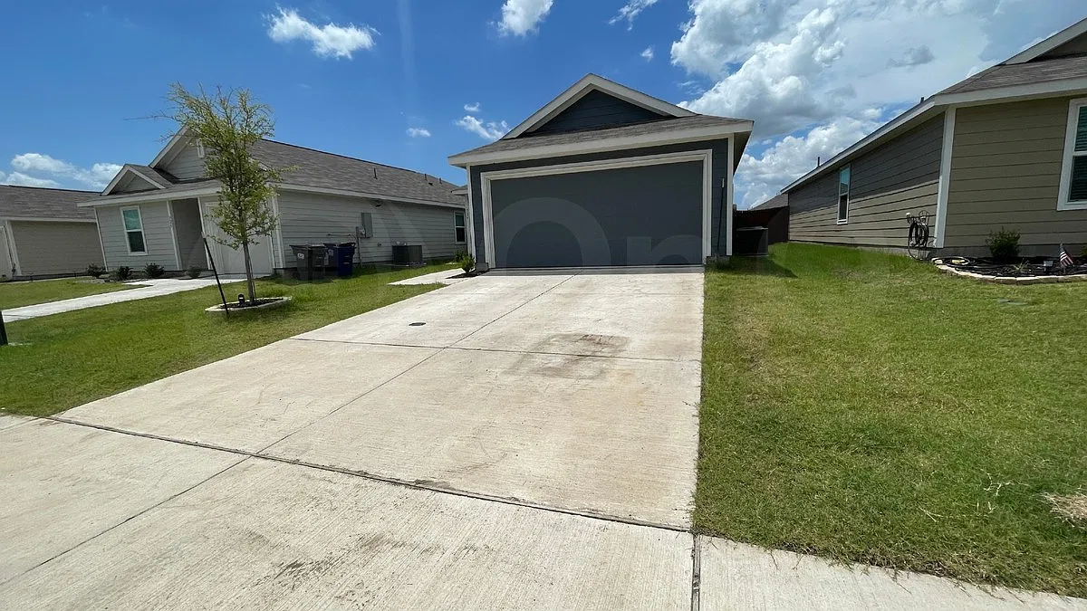 3 bed, 2.0 bath, 1300 sqft, $1,900 — Photo 2