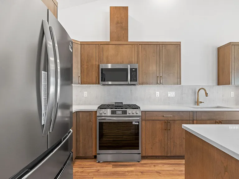 2143 Birch Ave — Photo 2