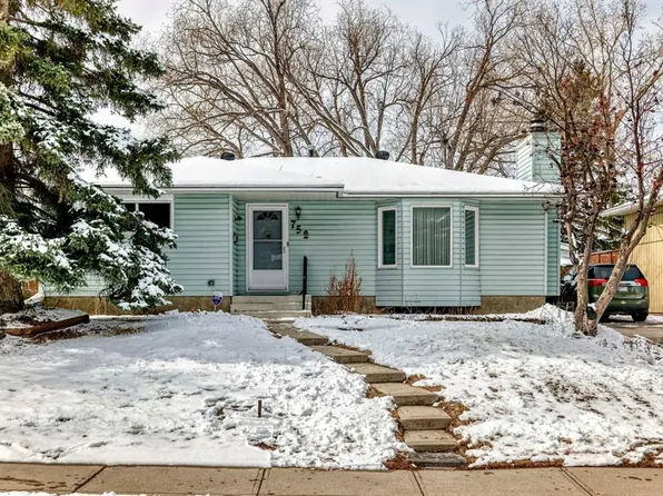 752 W Cedarille Way SW, Calgary, AB T2W 2G7