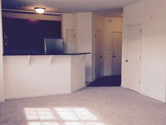 open floor plan/kitchen with a breakfast bar counter