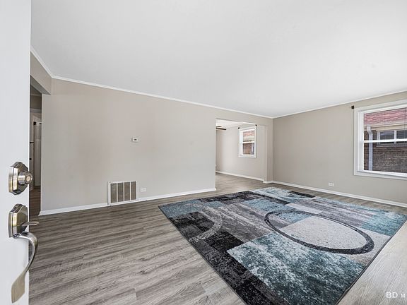 4th image of 17555 Howe Ave