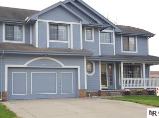 6841 Hill Crest Ln, La Vista, NE 68128
