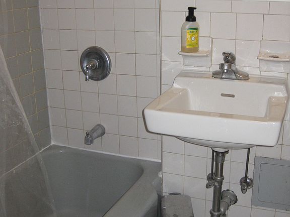 3rd image of 340 E 83rd St APT 3A