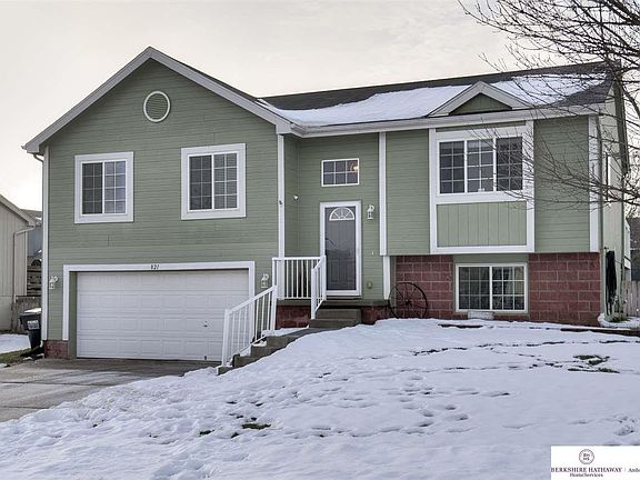 2nd image of 821 Clearwater Dr
