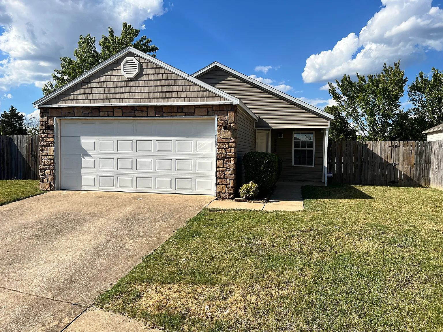 3 bed, 1140 sqft, $1,550 — Photo 1