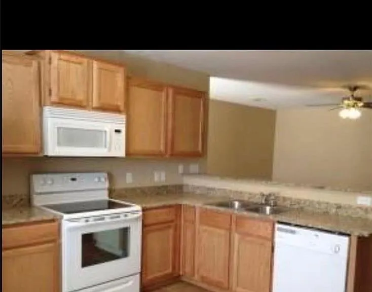 1102 SW Quartz Rd #1 — Photo 2