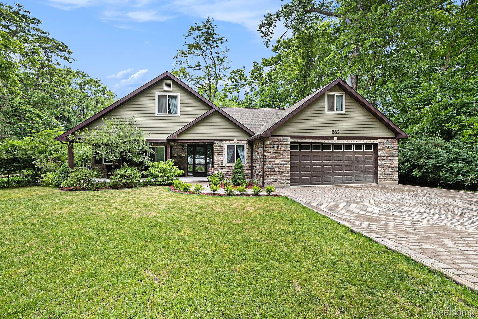582 N Lake Angelus Rd photo 1
