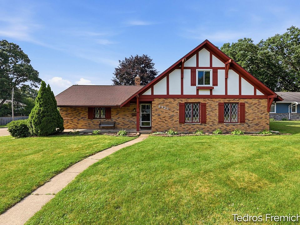 1st image of 2423 Ridgefield Rd