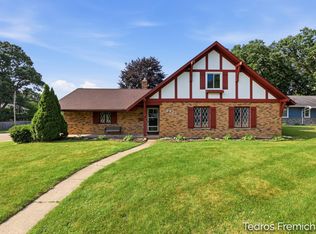 2423 Ridgefield Rd, Portage, MI 49024