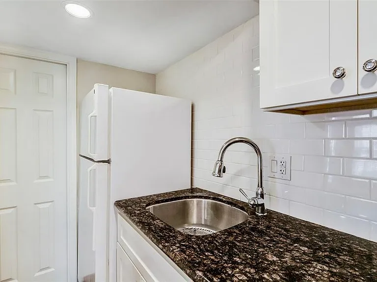308 1/2 W Drew St #B — Photo 8