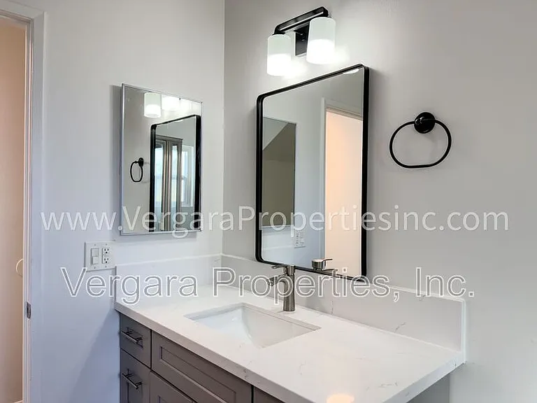 18012 Manhattan Pl — Photo 17