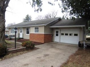 402 2nd St, Manawa, WI 54949