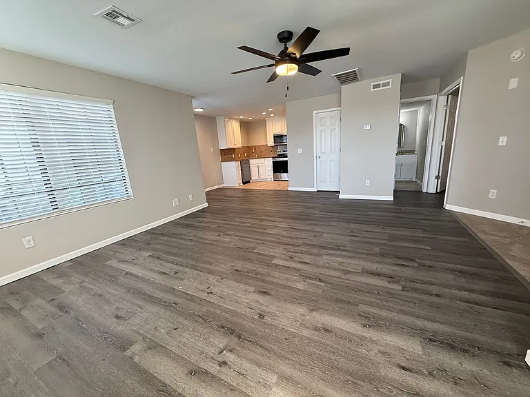 Silver Sands Apartments — Photo 3