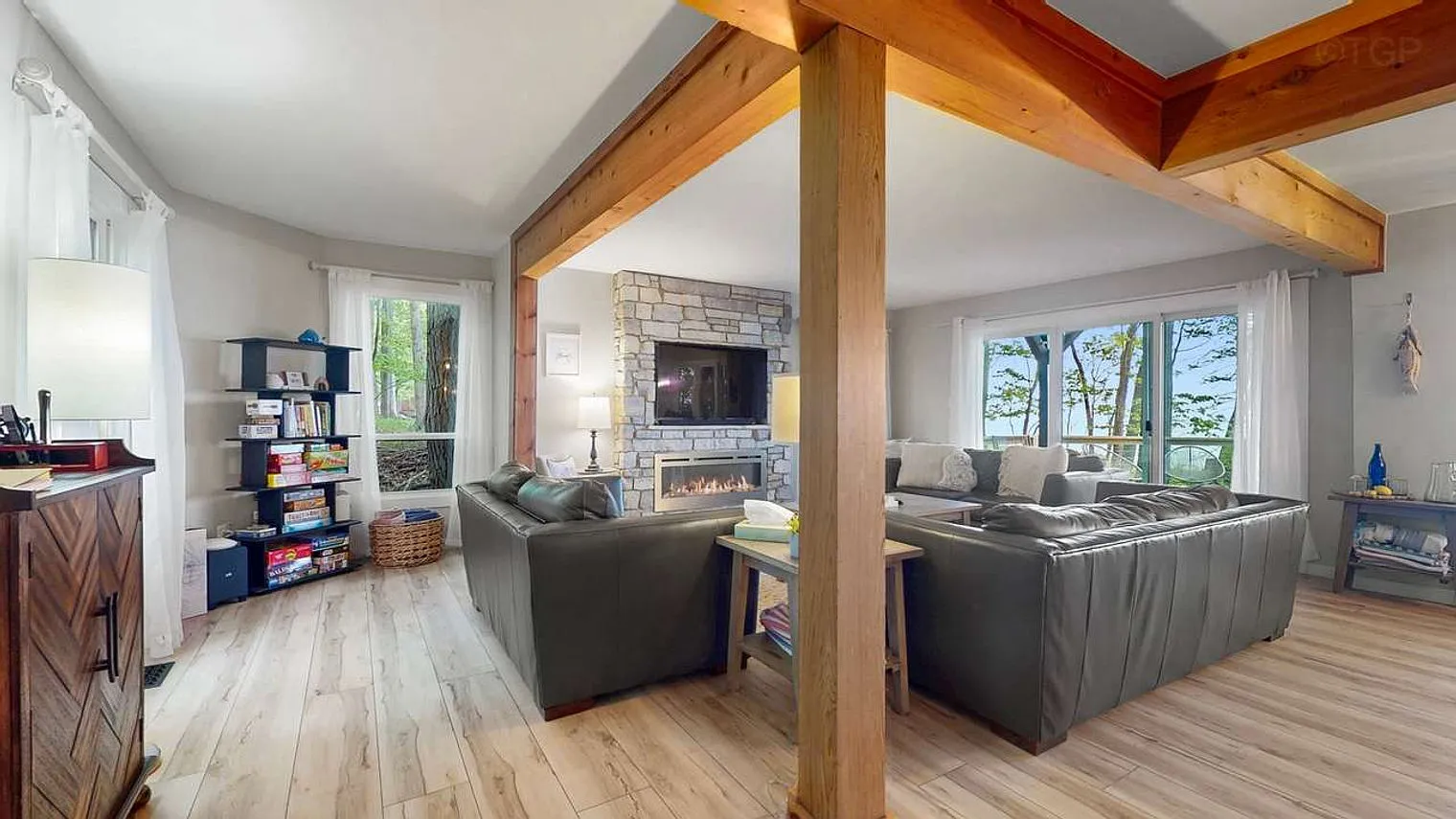 6 bed, 2.0 bath, 1829 sqft, $11,237 — Photo 2