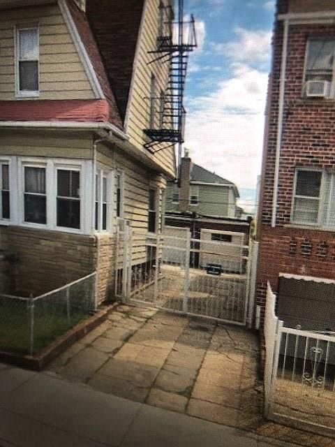 2nd image of 447 E 48th St