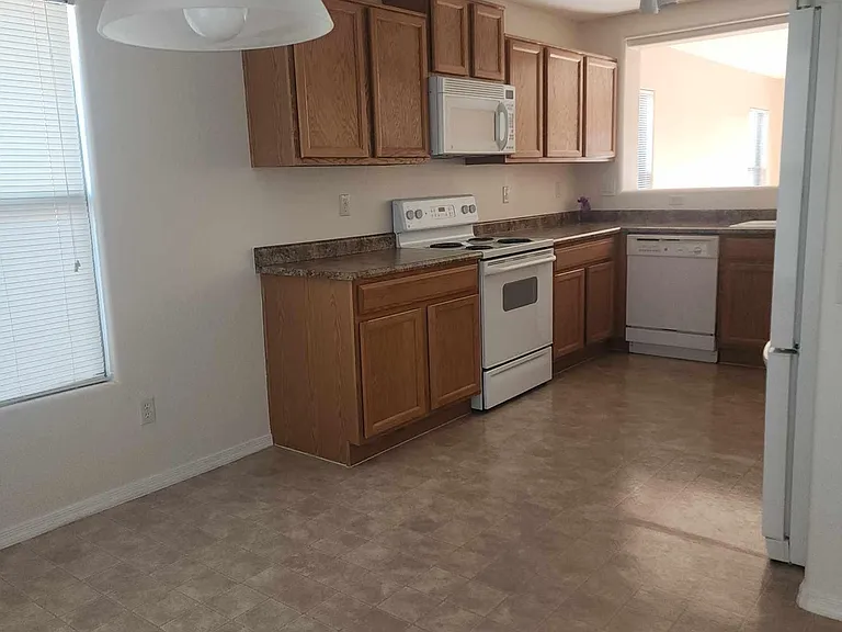 43811 W Elizabeth Ave — Photo 3