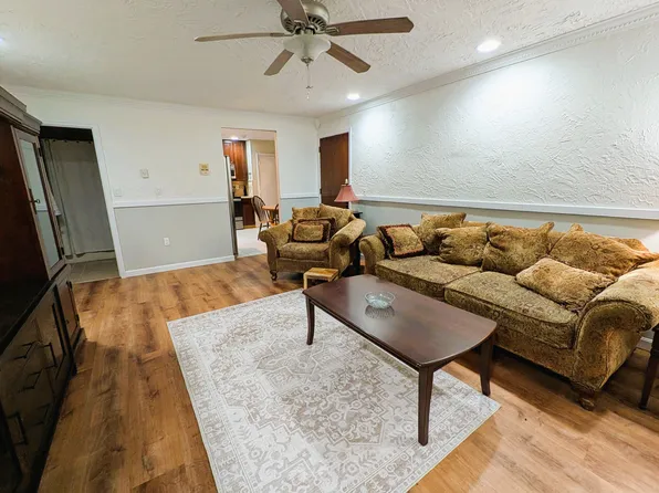 8 Longmeadow Dr APT 11, Rowley, MA 01969