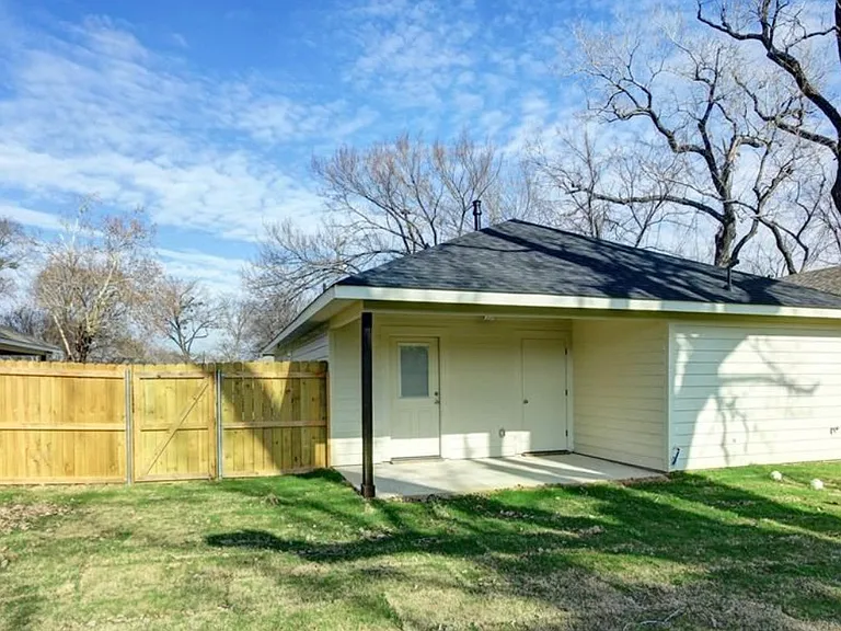 212 E Walker St — Photo 14