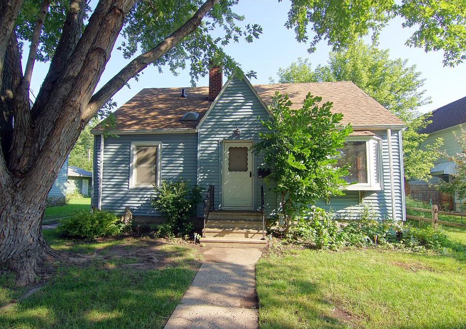 1st image of 163 Bernard St E