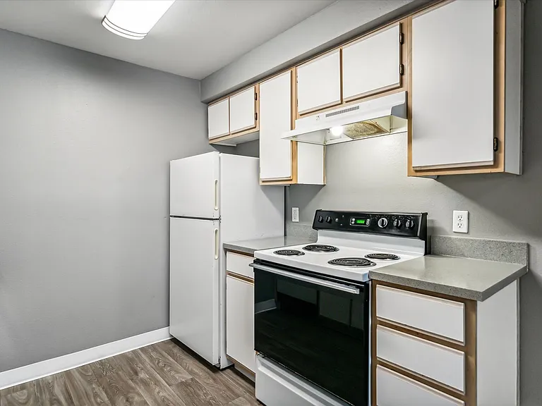 Oak Park Village Apartments — Photo 24