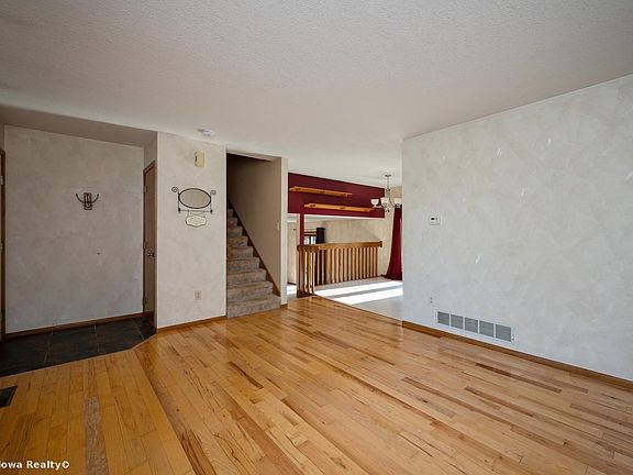 5th image of 606 N Kenwood Blvd