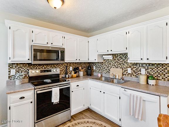 3rd image of 176 Aulbern Dr W