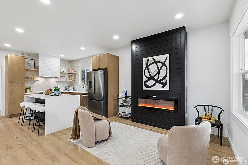 3rd image of 4002 Courtland Place S