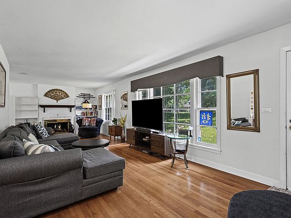 4th image of 321 W Bloomingdale Rd