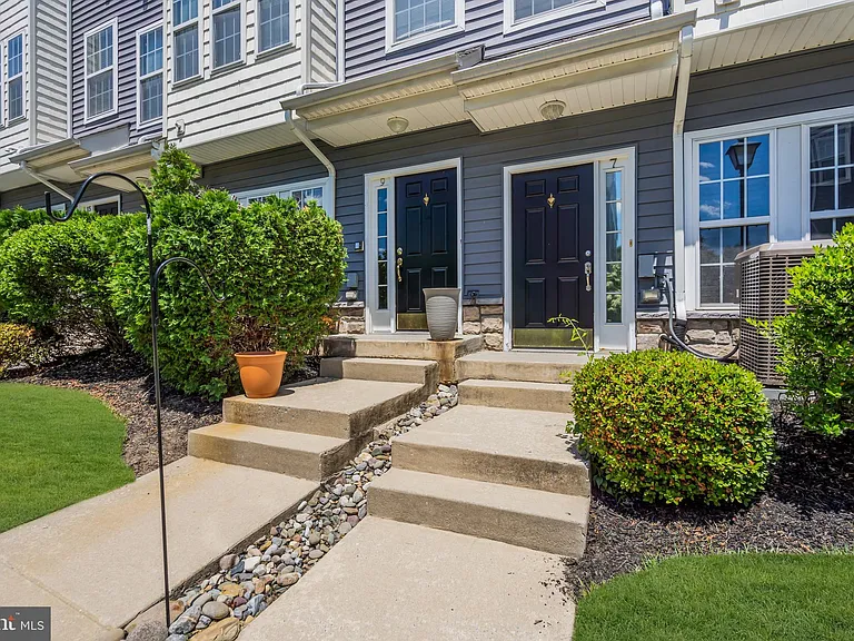 9 River Ln — Photo 3
