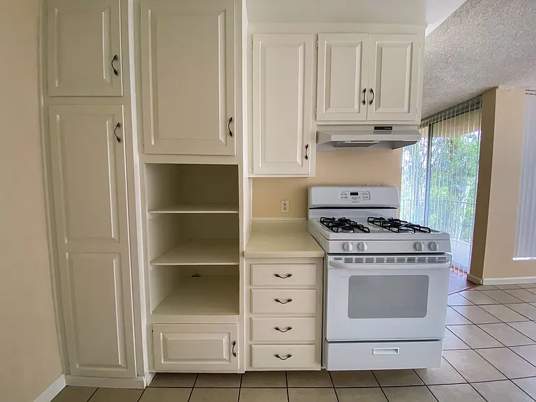 Sleepy Hollow Apartments — Photo 24