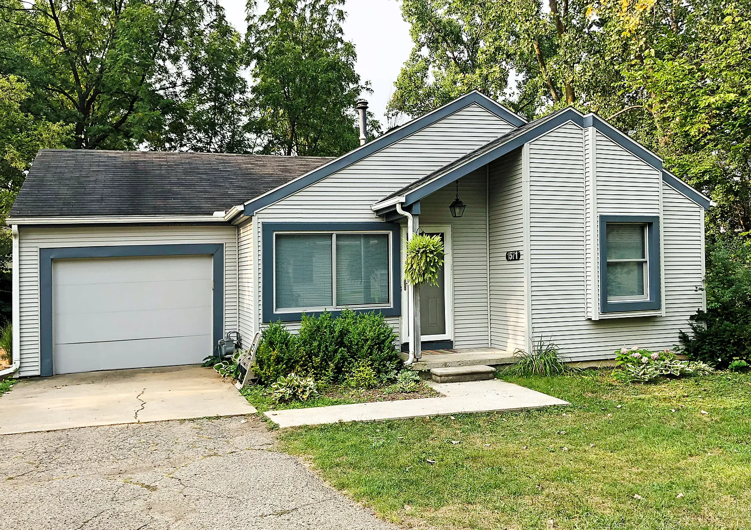 1571 Franklin St photo 1