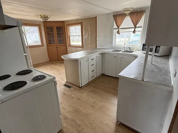 477 Maple St N, Eden Valley, MN 55329