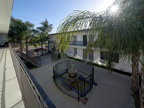 4th image of 20445 Saticoy St APT 15