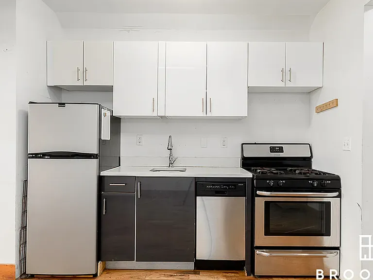 190 Schaefer St #4B — Photo 7