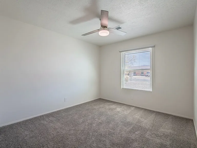 409 Longwood Dr NE — Photo 28