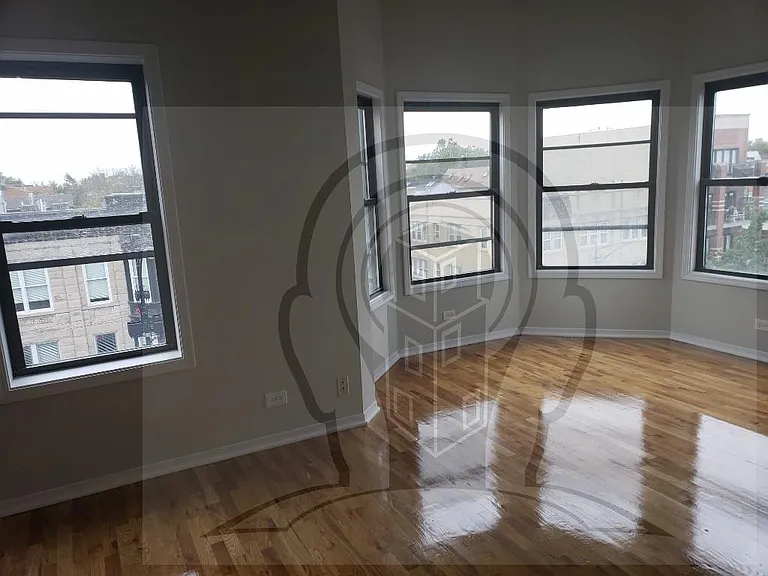 W Roscoe St — Photo 15