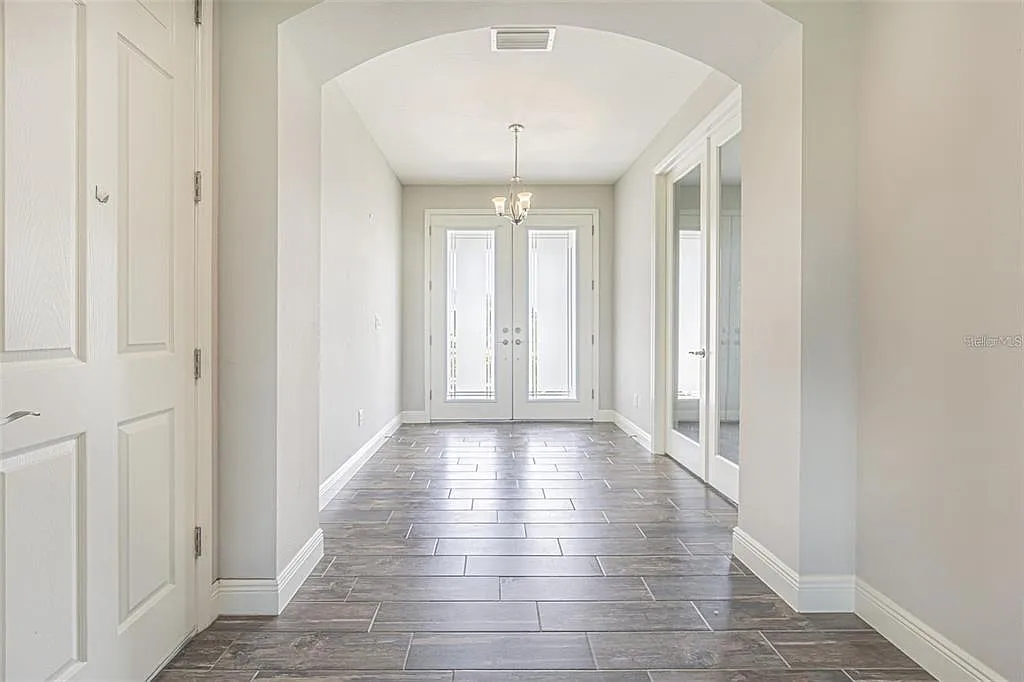 5 bed, 4.0 bath, 3615 sqft, $3,995 — Photo 2