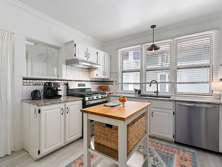 424 W Oak St — Photo 14
