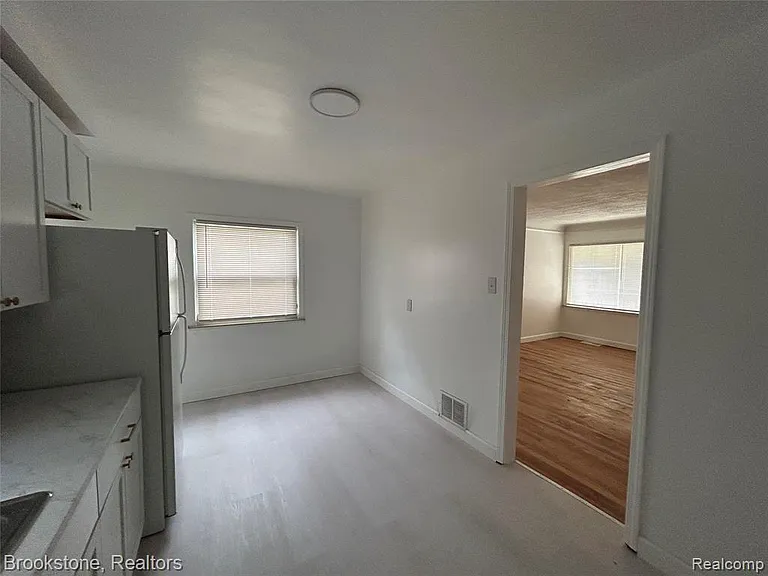 26707 Penn St — Photo 9
